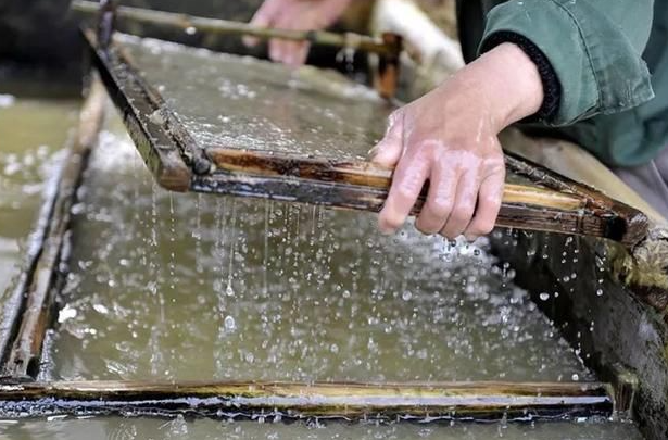 反復(fù)清洗紙漿的過程